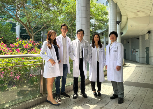 The lead researcher from HKUMed, Dr Chang Wing-chung (centre), highlights that the study reinforces the therapeutic value of lithium, showing its safe use in managing bipolar disorder with proper monitoring.
 